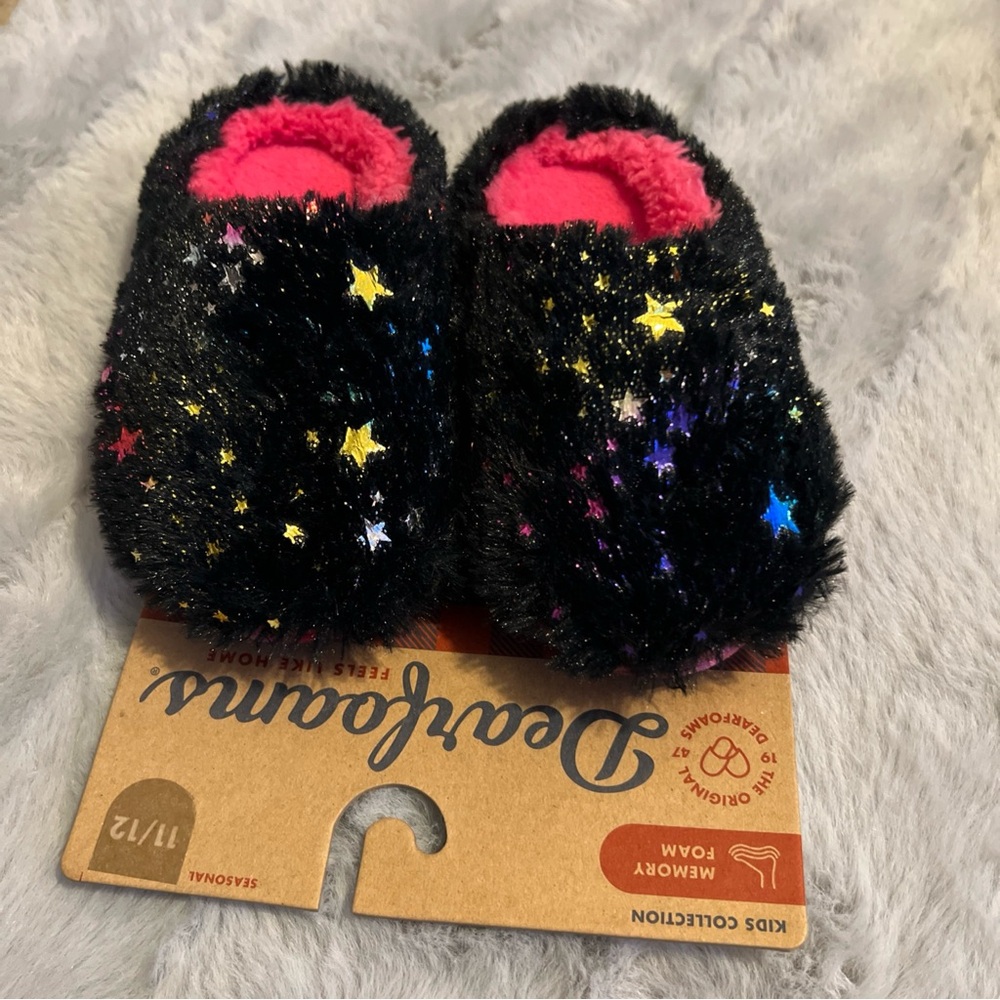 Dearfoams Kids Black Starry Slippers